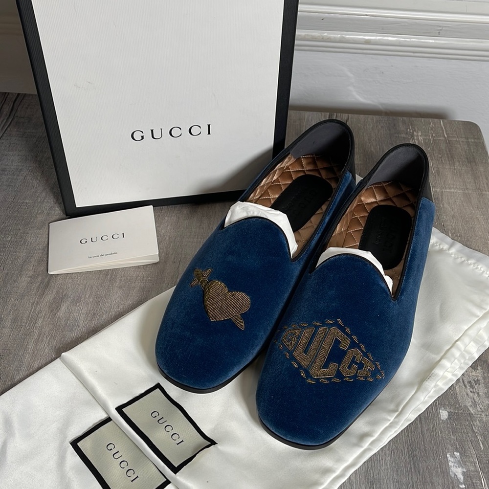 NWT GUCCI MENS SUEDE LOAFERS.